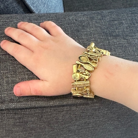 ADORABLE gold coloured hair product themed costume jewelry bracelet, stretchy - Picture 11 of 11